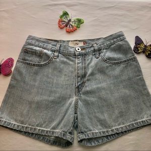 Levi’s Mom Shorts, 5 Pocket, Low, Light Wash Sz 11, pre-owned, pet/smoke free